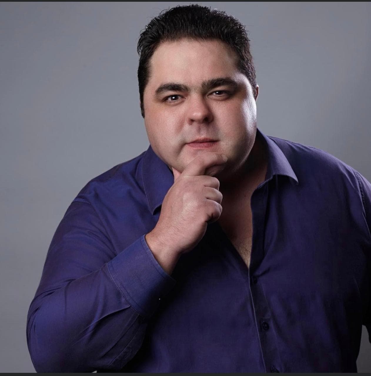 Retrato editorial de Mateus Gomes com camisa escura